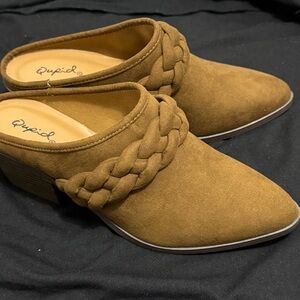 Qupid Women's Size 6 Dark Brown Braided Mules
